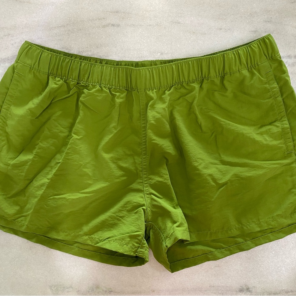 Patagonia women’s green XL 2.5” inseam baggies
